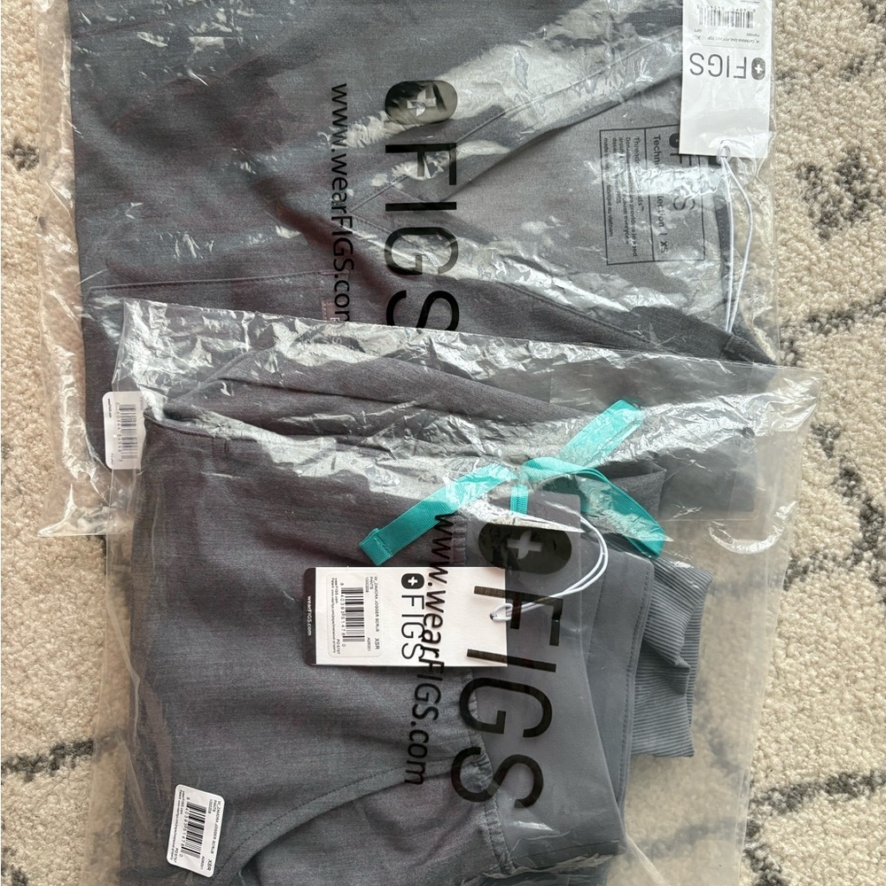 Figs Charcoal Scrub Top and Bottoms